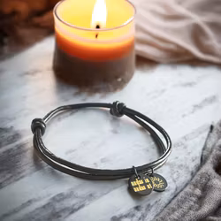 Graverat armband Andas svart