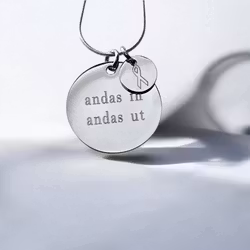 Graverat andas med ribbon