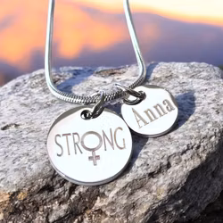 Graverat halsband STRONG med kvinnotecken och personlig tag