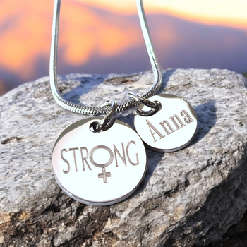Graverat halsband STRONG med kvinnotecken och personlig tag