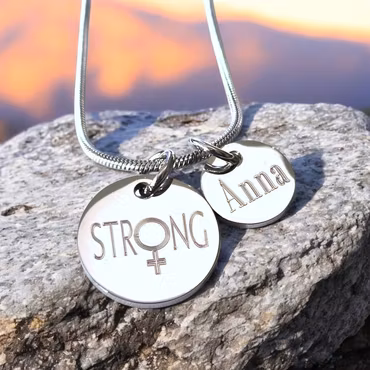 Graverat halsband STRONG med kvinnotecken och personlig tag