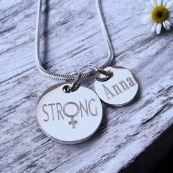 Graverat halsband STRONG med kvinnotecken och personlig tag