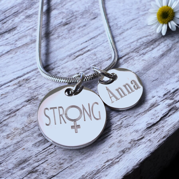 Graverat halsband STRONG med kvinnotecken och personlig tag