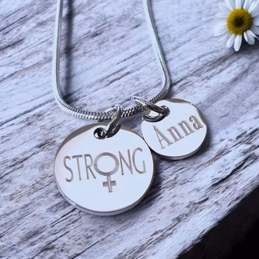 Graverat halsband STRONG med kvinnotecken och personlig tag