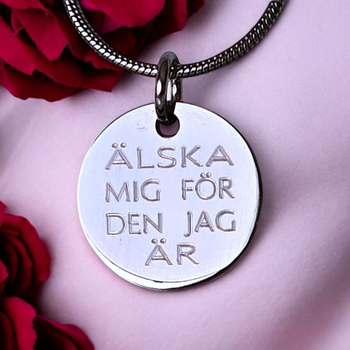 Gravaverat halsband Älska mig