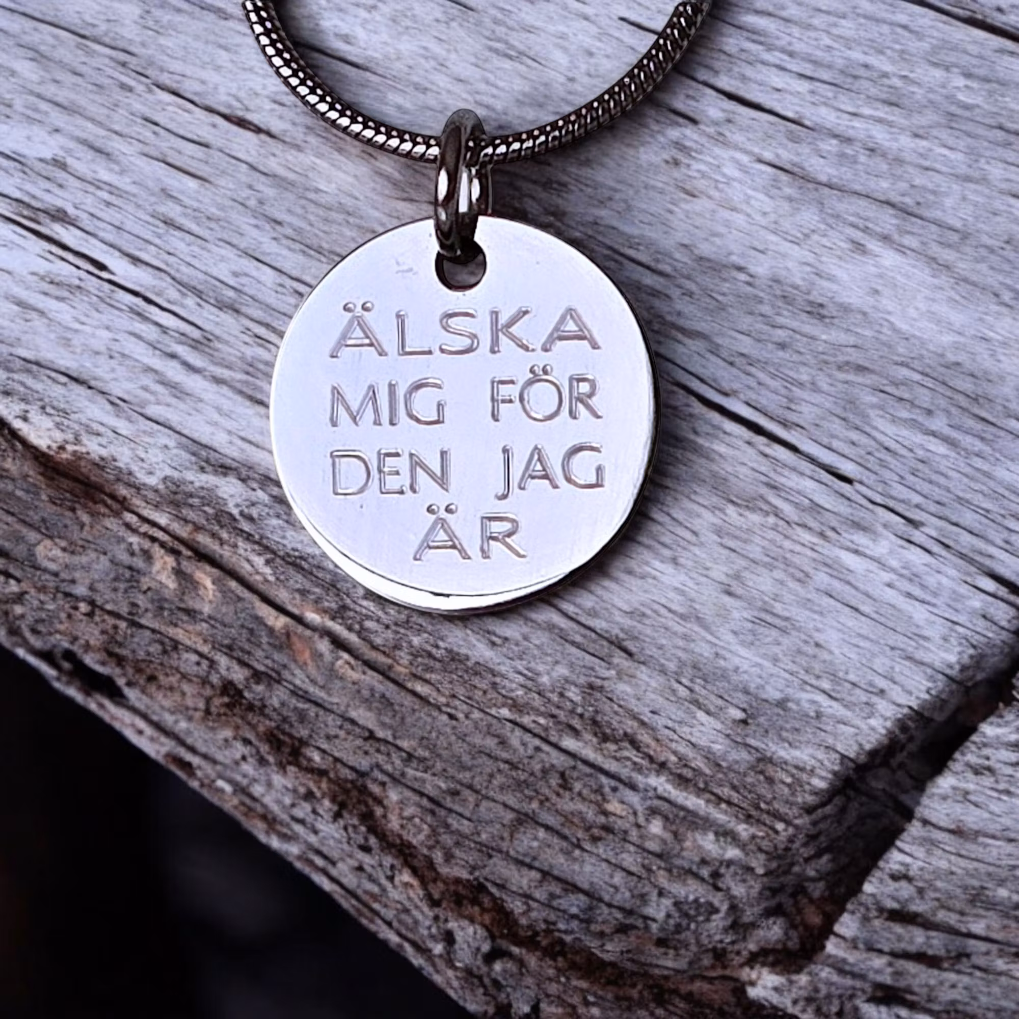 Gravaverat halsband Älska mig