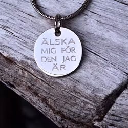 Gravaverat halsband Älska mig