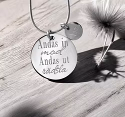 Graverat halsband Andas mod