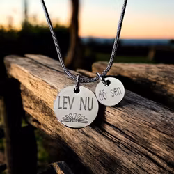 Graverat halsband LEV NU dö sen