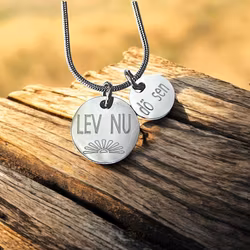 Graverat halsband LEV NU dö sen