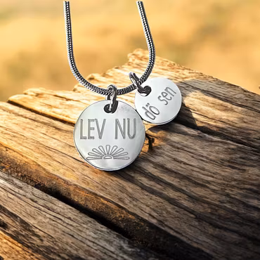 Graverat halsband LEV NU dö sen