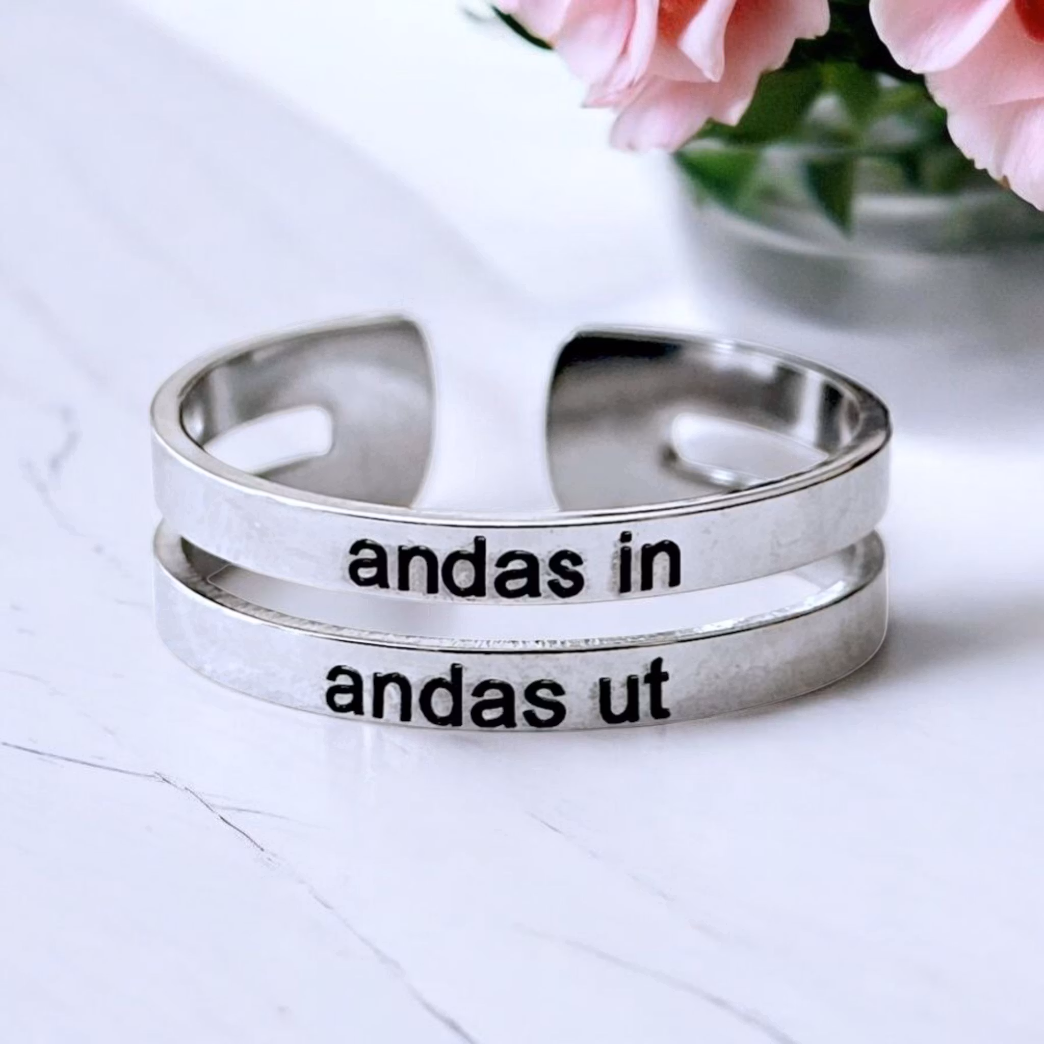 Graverad ring andas in andas ut