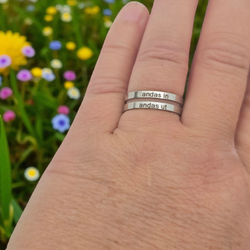 Graverad ring andas in andas ut
