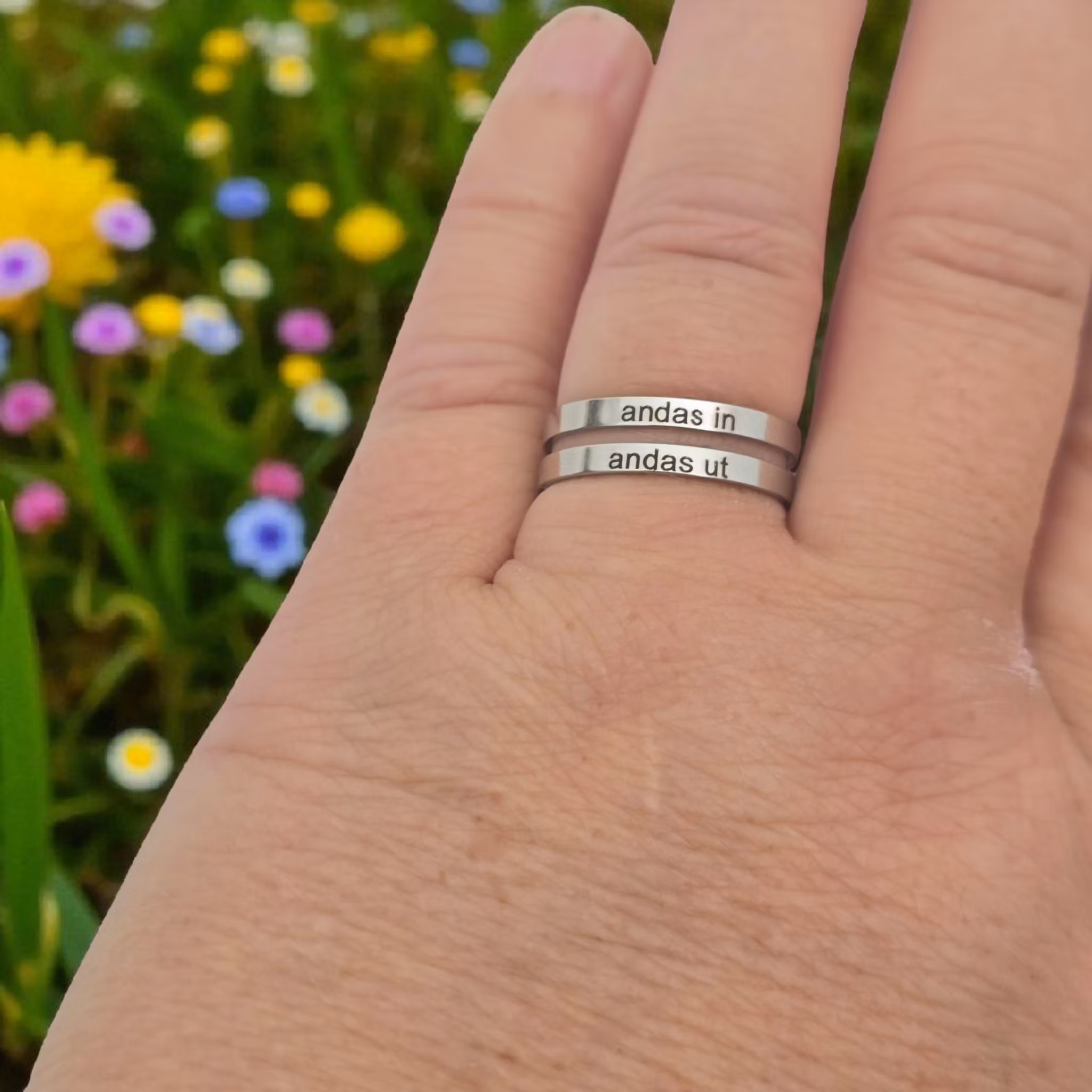 Graverad ring andas in andas ut