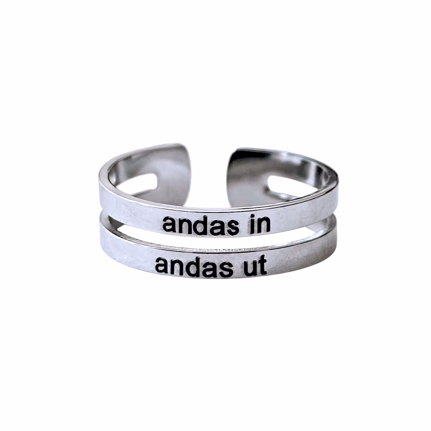 Graverad ring andas in andas ut
