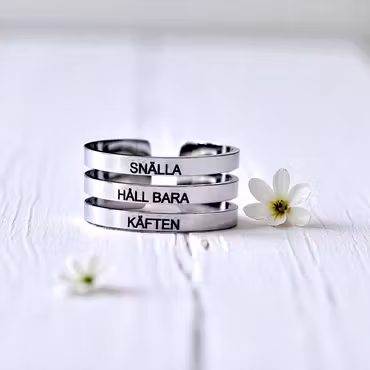 Graverad ring SNÄLLA HÅLL  BARA KÄFTEN