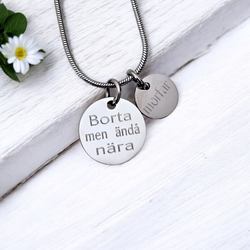 Personligt graverat halsband " Borta men ändå nära"