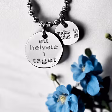 Graverat halsband " ett helvete i taget"
