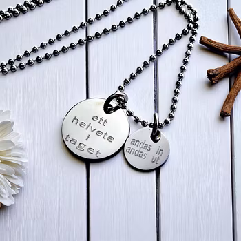 Graverat halsband " ett helvete i taget"