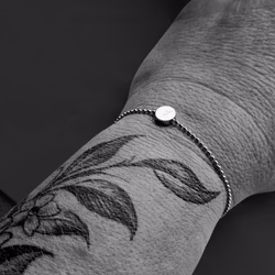 Graverat armband Coin