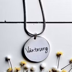 Graverat halsband Väntesorg