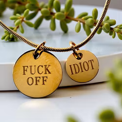 Graverat smycke FUCK OFF - idiots Design Daisy