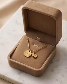 Graverat Älskad med fötter guld