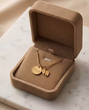 Graverat Älskad med fötter guld