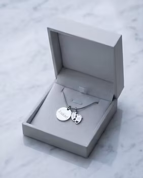 Graverat Älskad med fötter silver