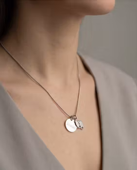 Graverat Älskad med fötter silver