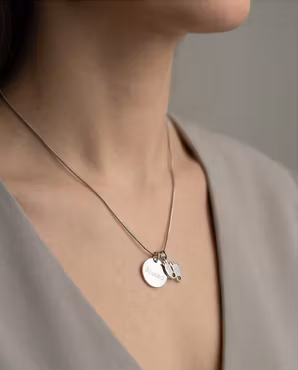 Graverat Älskad med fötter silver