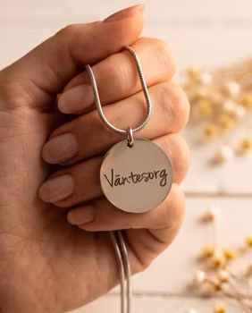 Graverat halsband Väntesorg