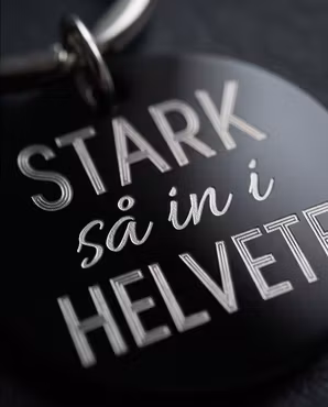 Nyckelring STARK så in i HELVETE SVART