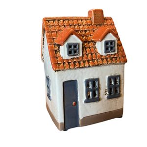 Hus för ljus vit/brun