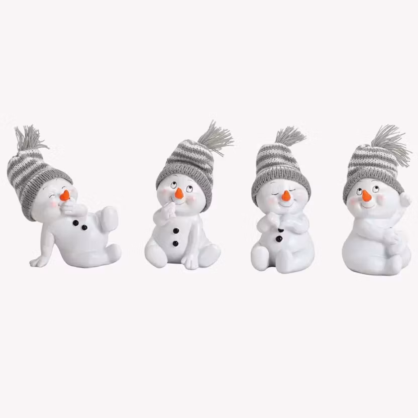 Snögubbe med stickad grå/vit mössa