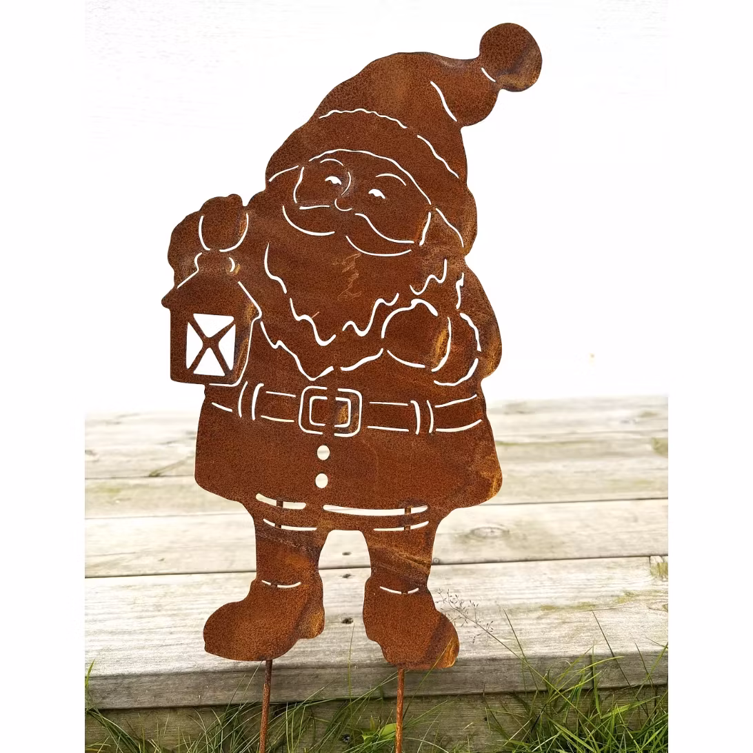 Stor tomte med lykta på pinnar
