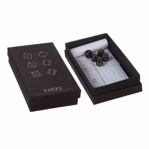 Yatzy m tärningar i svart papplåda