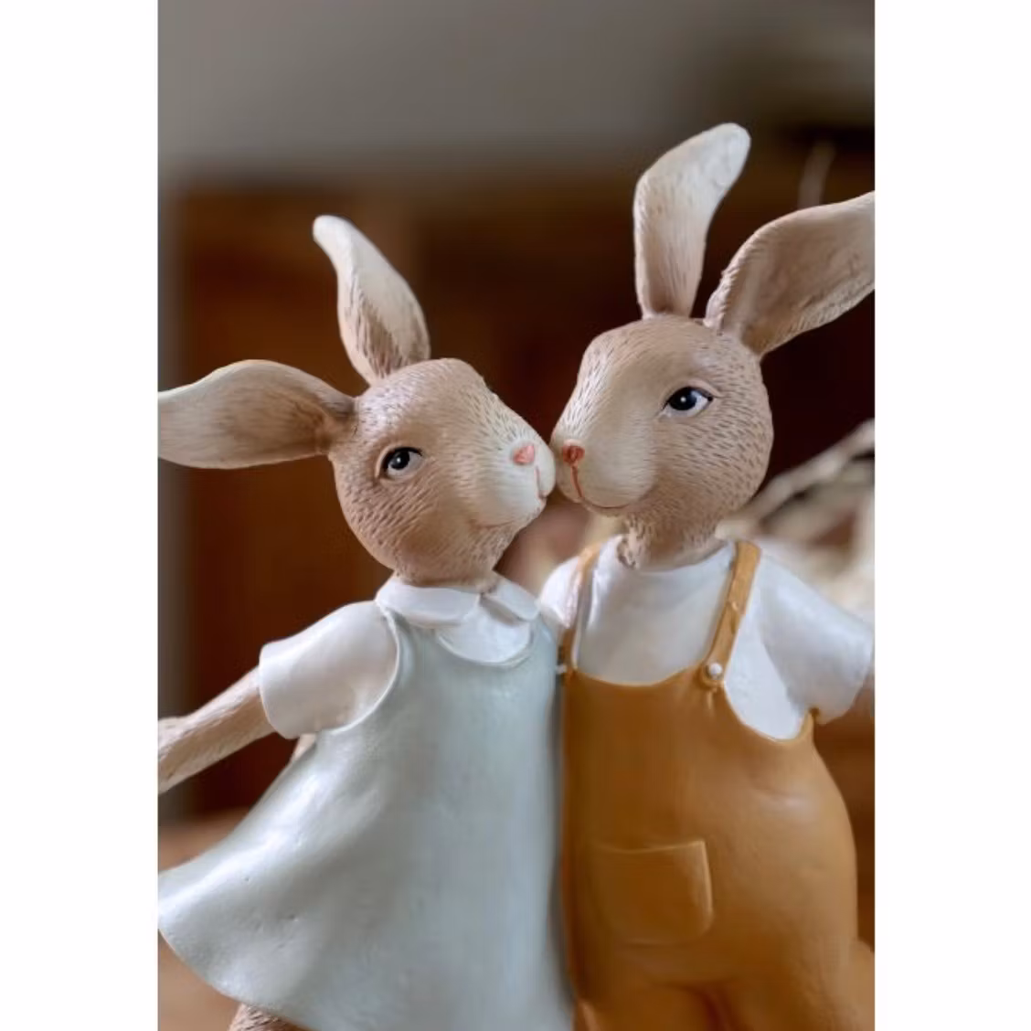 Kaniner med kjol och byxor