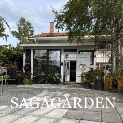 Sagagården Interiör Hemslöjd Och Kuriosa logotyp