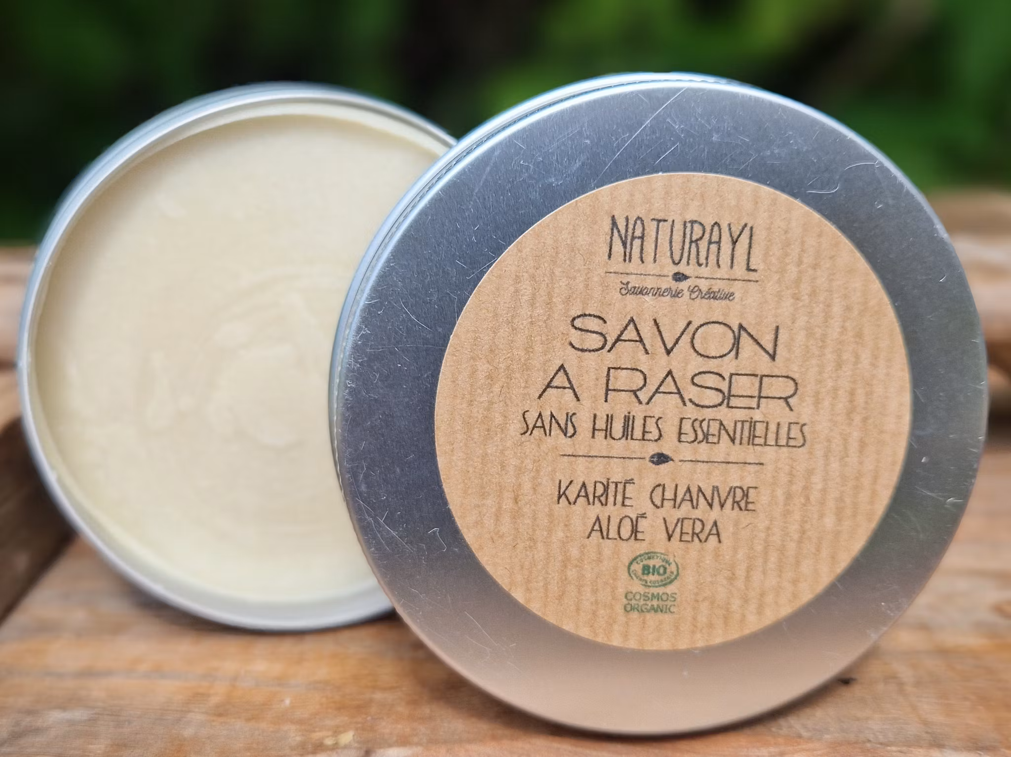 Krämvit tvål i rund burk med skruvlock i aluminium och rund etikett på locket