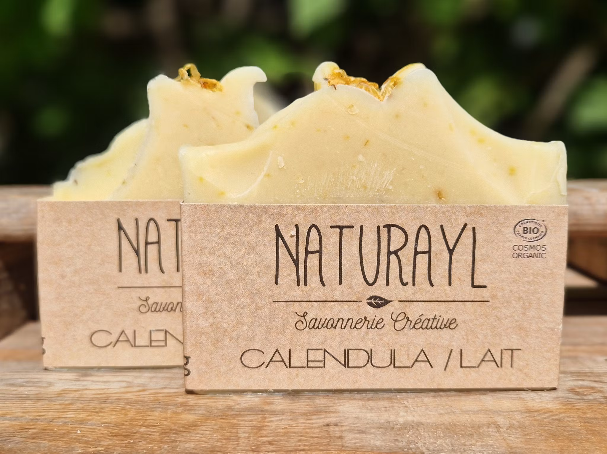 Två ljusa skurna tvålar med etikett