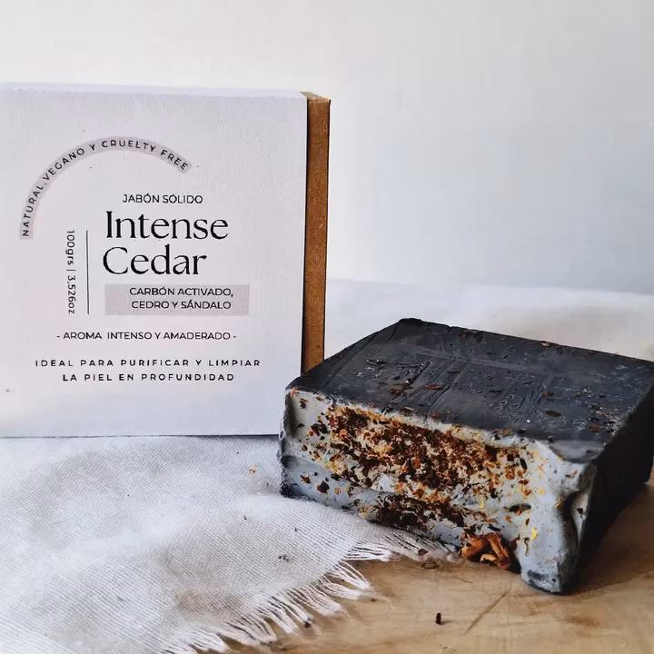Intense ceder tvål (aktivt kol, cederträ och sandelträ)
