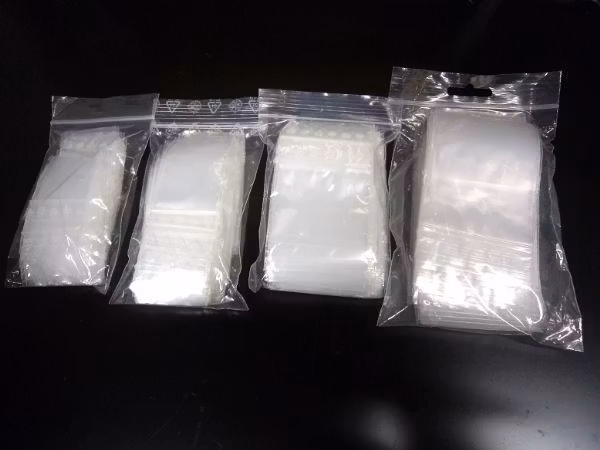 Blixtlåspåsar / Zippåsar: 4 buntar X 100 påsar (olika storlekar)