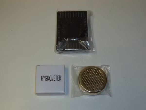 Humidortillbehör 3 delar: Hygrometer + Fuktare (2 st)