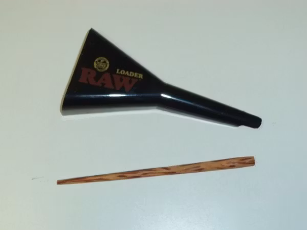 RAW Loader + 32 cones papper (cigarettpapper)