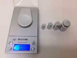 Digitalvåg (50 / 0.001 gram) + 4 vikter