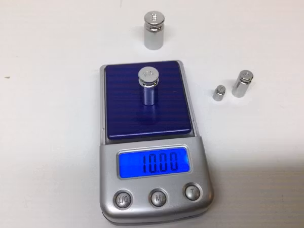 Digitalvåg (100 / 0.01 gram) + 4 vikter