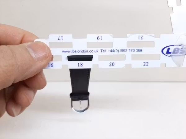 Armband (KALVSKINN) - SVART (18mm)