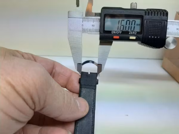 Armband (KALVSKINN) - SVART (18mm)