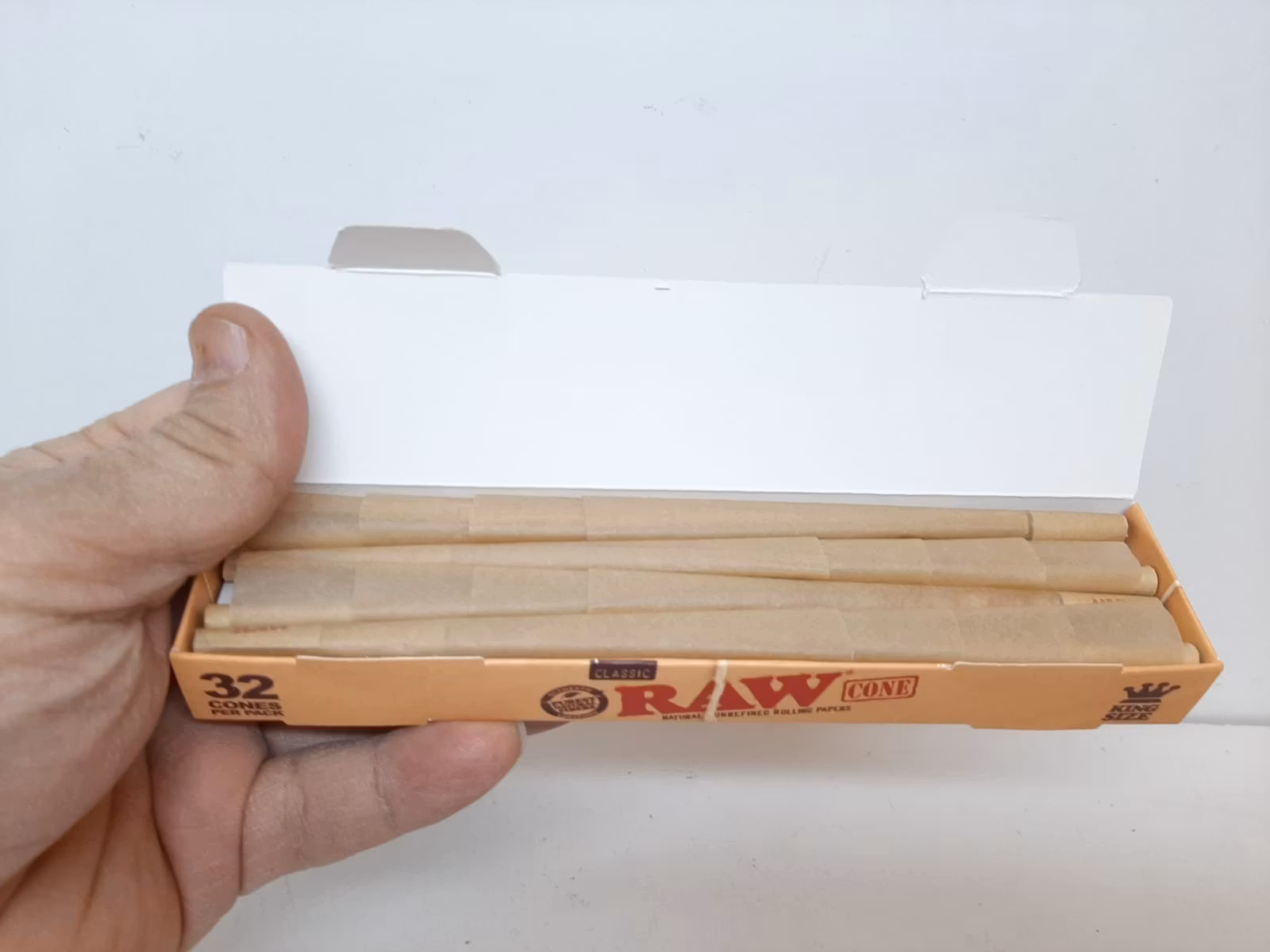 RAW Loader + 32 cones papper (cigarettpapper)